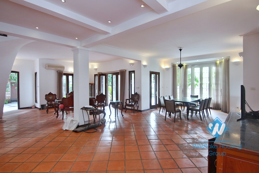 Cosy house with large yard and garden for lease in Xuan Dieu street, Tay Ho, Hanoi